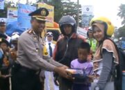 Polisi Bagikan Helm dan Tas Sekolah