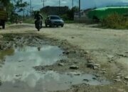Banyak Lubang Menganga di Jalan Penghubung Kabupaten
