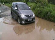 Tiga Tahun, Jalan Seperti Kubangan