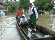 Akses Terputus, Siswa Sekolah Naik Perahu