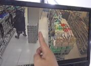 Pria Bawa Anak Curi Shampo, Terekam CCTV