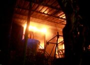 Rumah Dua Lantai Diamuk Si Jago Merah