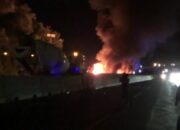 Satu Tewas, Api Berkobar Usai Empat Truk Tabrakan