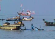 Ombak Tinggi Tenggelamkan 15 Kapal Nelayan