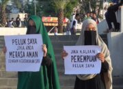 Kutuk Terorisme, Wanita Bercadar “Peluk Saya”