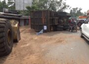 Angkot Rem Mendadak, Truk Terguling