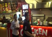 Disajikan Makanan Busuk, Konsumen Mengamuk