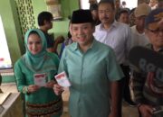 Ridho Selfie Bareng Warga Sebelum Nyoblos