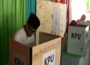 Samsul Hadi Datang ke TPS Bersama Cucu Usia 6 Bulan