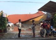 Pohon Tumbang Hantam Rumah Warga