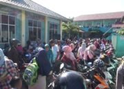 Antar Anak, Orang Tua Berdesakan di Sekolah