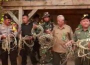 Padamkan Api, Petugas TNWK Temukan Jaring Besi