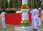 Siswi SMAN 9 Pembawa Baki Penurunan Bendera