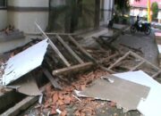 Teras Gedung DPRD Tanggamus Ambrol