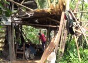 Sebatang Kara di Kebun, Relawan Bantu Pemulung