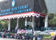 Unila Bergolak Ribuan Mahasiswa Tuntut WR 3 Copot