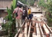 Warga Swadaya Bangun Jembatan