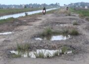 Jalan Rusak Parah, Warga Putar Arah