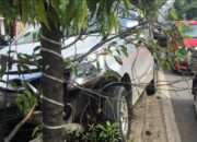 Hindari Motor, Minibus Hantam Median Jalan