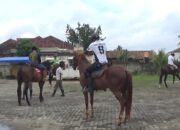 Singer Horse Lampung Tunggangi Kuda ke Graha Pena