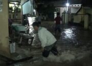 Banjir Kepung Kota, Warga Tertahan di Atap Rumah