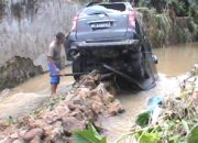 Banjir Seret Mobil dan Terjang Tembok Sekolah