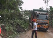 Longsor Tutup Jalan dan Timbun Rumah