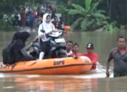 Desa Terisolir, Siswa Sekolah Naik Perahu
