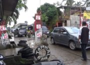 Rusak Parah, Warga Portal Jalan