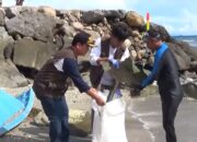 Desa Kunjir Berbenah Bersihkan Pantai