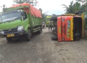 Truk Singkong Terguling Dijalan Berlubang
