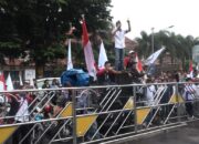 Ratusan Buruh Tuntut Upah Layak