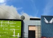 Olympus Terbakar Pengunjung Berhamburan