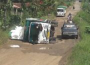 Oleng Di Jalan Rusak, Truk Terguling