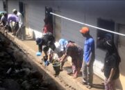 Huntara Terendam Air, Warga Gotong Royong