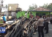 Santri Belajar Diantara Puing