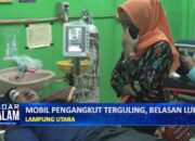 Mobil Pengangkut Terguling, Belasan Luka