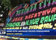 Sang Istri Saksikan Proses Pemakaman 3 Jenazah