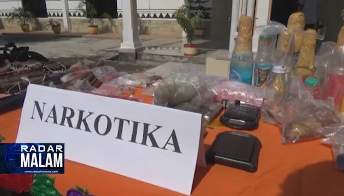 Kejari Way Kanan Musnahkan Puluhan Sajam Dan  Sabu-Sabu