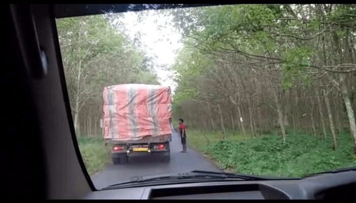 Ketua DPRD Kabupaten Way Kanan Desak Pemkab Tindak Angkutan Batu Bara Yang Melintas Di Jalan Kabupaten