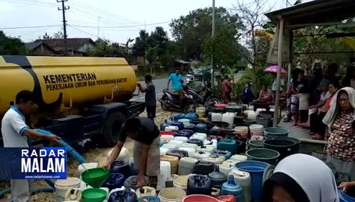 Atasi Kekeringan, 100.000 Liter Air Bersih Dibagikan