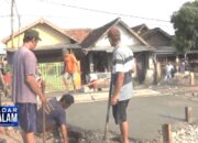 Warga Bongkar Portal Perlintasan Kereta Api