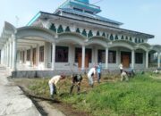 Manfaatkan Waktu Luang  Satgas TMMD ke-106 Kodim 0314/Inhil Bersihkan Sarana Rumah Ibadah