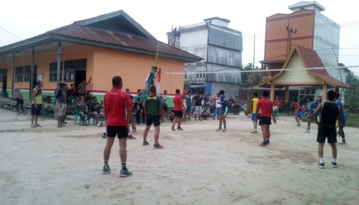 Peringati Hari Sumpah Pemuda, Satgas TMMD dan Masyarakat Gelar Volly Cup Desa Sanglar