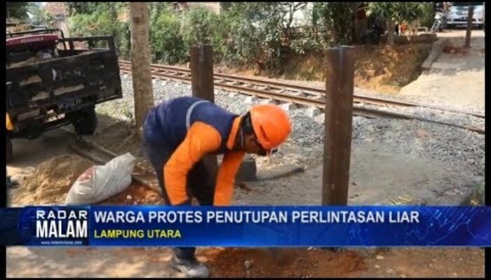 Warga Protes Penutupan Perlintasan Liar