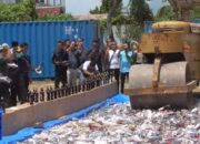 Rokok dan Miras Senilai 7 Miliar Rupiah Dimusnahkan