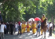 Serahkan Berkas Dukungan, Firmansyah-Bustomi Ke KPU Diarak Kuda