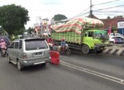 Sopir Ngantuk, Truk Pakan Ternak Hantam Pembatas Fly Over