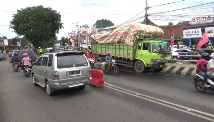 Sopir Ngantuk, Truk Pakan Ternak Hantam Pembatas Fly Over