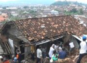 Longsor, Dua Warga Pasir Gintung Tertimpa Batu